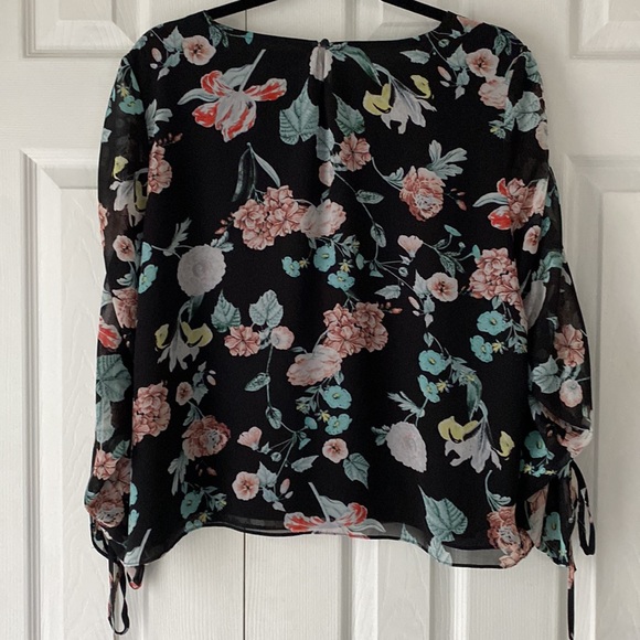 Vince Camuto Size L Floral 100% Polyester long sleeved blouse Top - Picture 2 of 5
